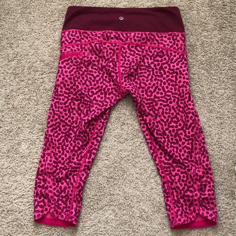 LuluLemon Printed Crops Size 6